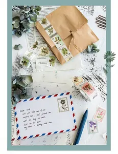 Detail von Vintage-Botanik-Washi-Tape und Stempel-Aufklebern auf Briefumschlägen