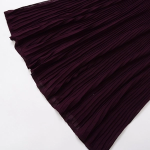 Vue détaillée du tissu plissé de la robe sans manches violet foncé en maille côtelée