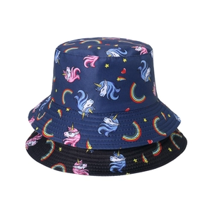 Chapeau de soleil licorne pour enfants en bleu marine et noir avec motifs arc-en-ciel
