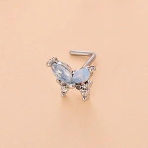Dettaglio del piercing naso a L in argento con farfalla di cristallo blu e zirconi