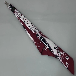Detailliertes nautisches Muster auf Baumwoll-Bandana mit Anker-Motiv und Metallschnalle