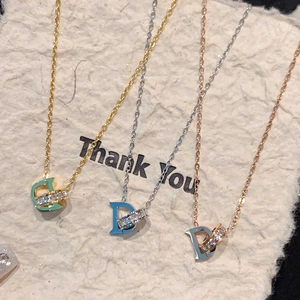 Trois colliers en acier titane avec pendentif lettre D et anneaux de cristaux