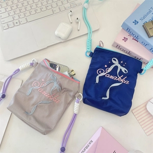 Schultertaschen mit Stickerei zeigen Stauraum für Handy und Make-up Accessoires