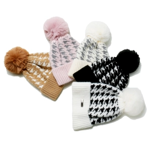 Berretti invernali da donna in maglia con motivi pied de poule e soffici pompon in pelliccia.