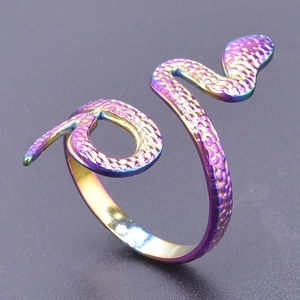 Vista macro dell'anello a forma di serpente con riflessi arcobaleno e squame dettagliate