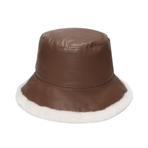 Détail d'un chapeau bob en cuir marron foncé avec doublure et bordure en fausse fourrure