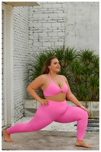 Vue détaillée du tissu extensible de l'ensemble de yoga rose vif grande taille