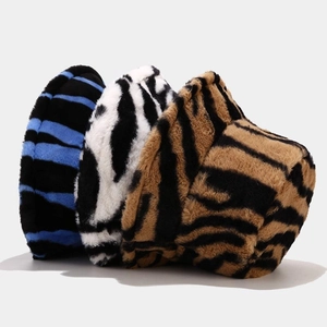 Chapeaux bob en fausse fourrure d'hiver avec motifs rayures et animaux pour femme