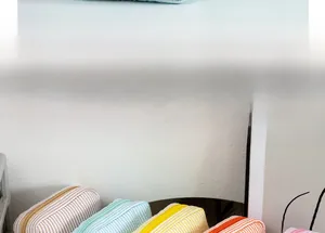 Trousses de maquillage rayées en seersucker disponibles en plusieurs couleurs avec fermeture
