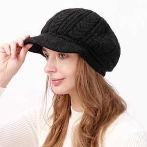 Detalle del patrón de punto de ochos en esta gorra de punto negra para el invierno