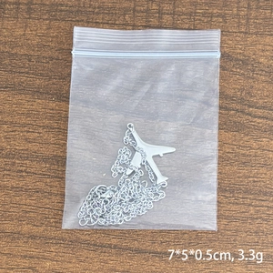 Collier avec pendentif avion en acier inoxydable plaqué or 18K et chaîne croisée fine