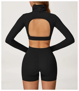 Détail du dos d'un ensemble de yoga noir avec haut à manches longues et dos nu