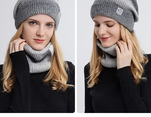Détail de l'ensemble bonnet et écharpe en tricot dégradé gris avec écusson sport et laine