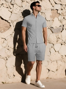 Dettaglio completo del set estivo grigio da uomo con trama jacquard e pantaloncini con coulisse