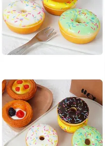 Detailansicht künstlicher Donut-Modelle und Obsttörtchen für Heim- und Schaufensterdeko