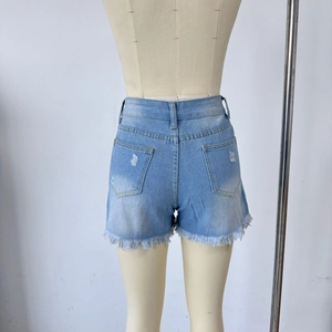 Rückansicht von hellblauen Denim-Shorts mit ausgefransten Quastensäumen und Taschendetails