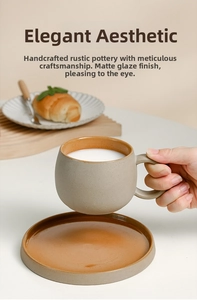 Dettaglio del set tazza da caffè in gres con esterno avena e interno smaltato caramello
