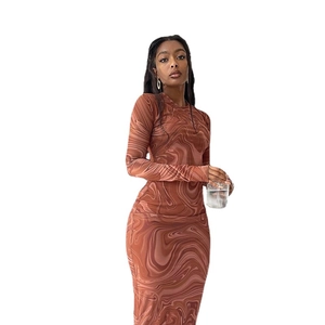 Robe midi moulante imprimé marbre marron avec manches longues et col rond élégant