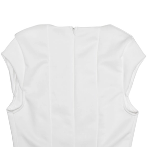 Vue détaillée du dos d'une robe blanche sans manches montrant la fermeture éclair invisible