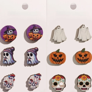 Halloween-Ohrring-Set aus Holz mit Geistern und Kürbissen auf weißem Karton