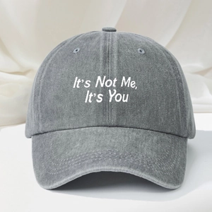 Broderie détaillée du texte sur la casquette de baseball en denim gris délavé