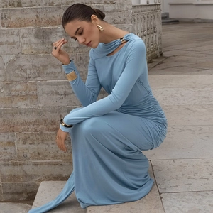 Détail de la robe midi bleu clair avec plis à la taille et découpes aux épaules