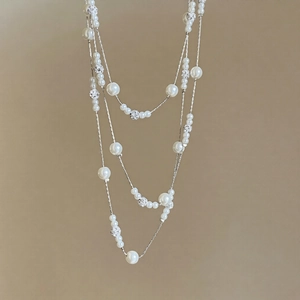 Elegant multi-layered pearl necklace with crystal accents for a French vintage style