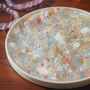Bracelet de fleurs en pierres colorées avec perles pastel et fermoir doré chic