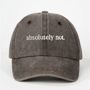 Dettaglio del ricamo bianco 'absolutely not.' su cappello in cotone grigio scuro lavato
