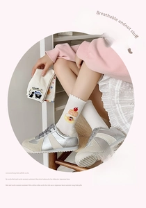 Gros plan de chaussettes en coton blanc avec motif gâteau et bordure festonnée douce