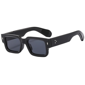 Lunettes de soleil carrées noires vintage avec rivets argentés et verres gris foncé tendance