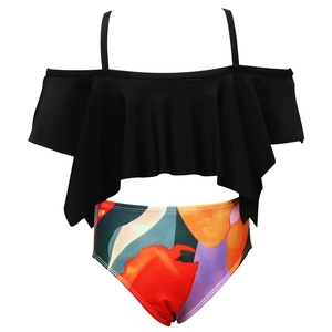Vue détaillée d'un maillot deux pièces avec haut à volants noirs et bas à imprimé abstrait