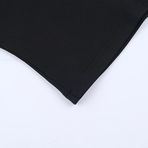 Vista macro dettagliata della trama in maglia a costine nera e cuciture di alta qualità
