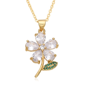 Nahaufnahme der goldenen Kette mit Zirkonia-Blütenanhänger und grünem Edelsteinblatt