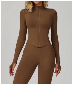 Gros plan du passe-pouce et de la texture de la veste de yoga marron haute densité