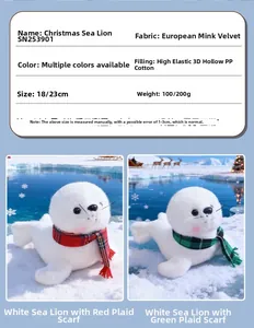 Détail d'une peluche otarie de Noël avec écharpe rouge et texture en fausse fourrure