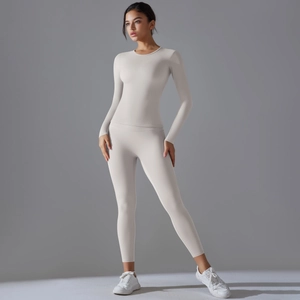 Détail de l'ensemble de yoga beige élastique avec haut à manches longues et legging