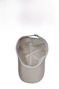 Vue détaillée de la doublure en maille respirante et boucle métallique de la casquette