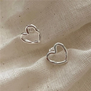 Minimalist 925 sterling silver hollow heart earrings with irregular flowing line design