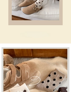 Mules d'hiver en daim marron avec doublure en peau de mouton et chaussettes à pois