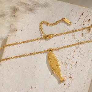 Détail du collier pendentif poisson avec fermoir mousqueton et poinçon S.steel