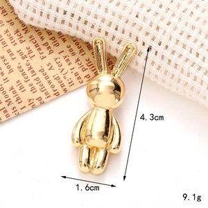 Detailed size view of golden rabbit charm for shoes with 4.3cm height and 9.1g weight