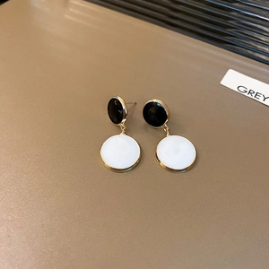 Eleganti orecchini a contrasto bianco e nero con montatura metallica dorata chic