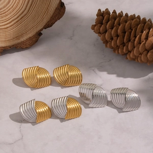 Drei Paar geometrische strukturierte Ohrstecker in Gold, Silber und Bicolor-Tönen