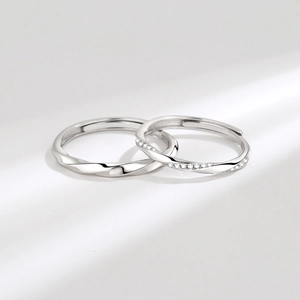 Elegante silberne Mobius-Partnerringe mit verstellbarer Öffnung und feinen Diamantakzenten