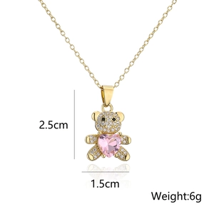 Vue détaillée d'un pendentif ours doré avec cristal coeur rose et les dimensions