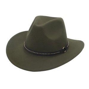 Détail du chapeau de cowboy en laine olive avec bande en cuir noir et rivets métalliques