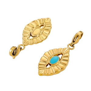 Détail de pendentifs bohèmes en métal doré avec pierre bleue et fermoir mousqueton