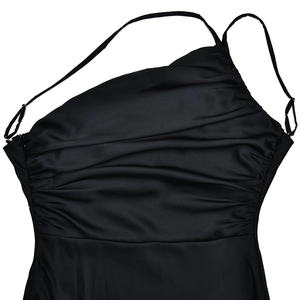 Détails d'une robe noire à une épaule avec texture froncée élégante et finition satinée