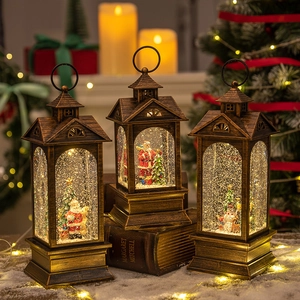 Set mit drei Vintage Weihnachts-Laternen mit Weihnachtsmann und Schneemann im Schnee